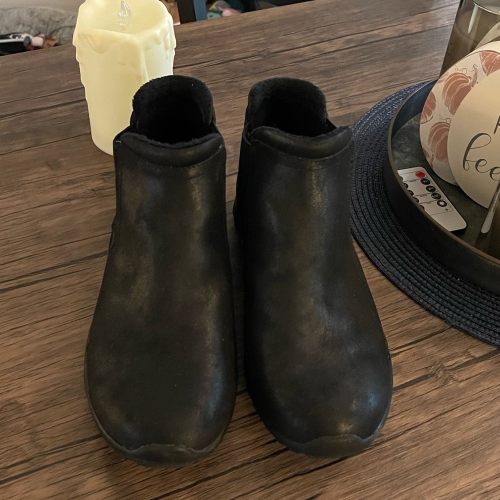 Skechers air controlled memory foam boots size 9